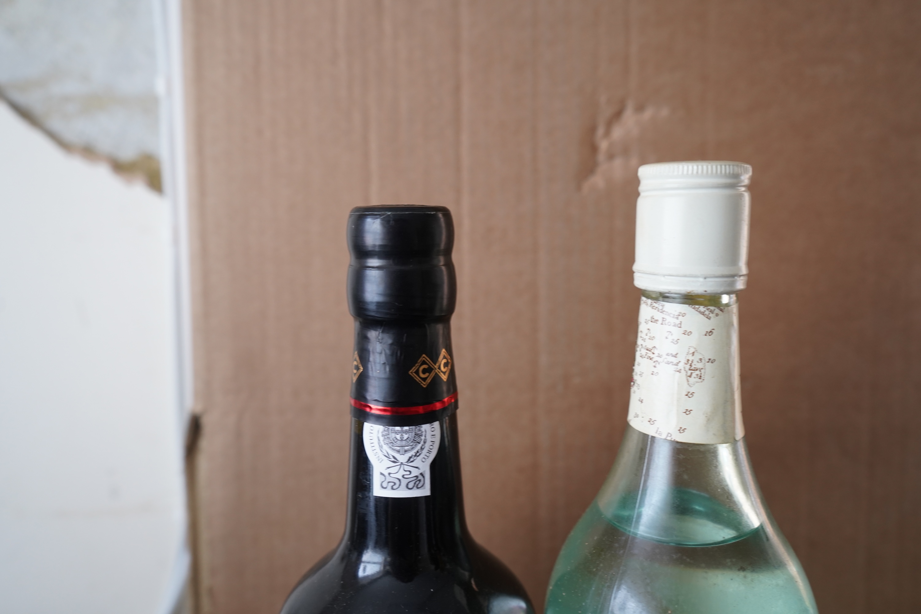 Eight bottles of champagne, port and rum to include Mumm, Laurent Perrier and Warres